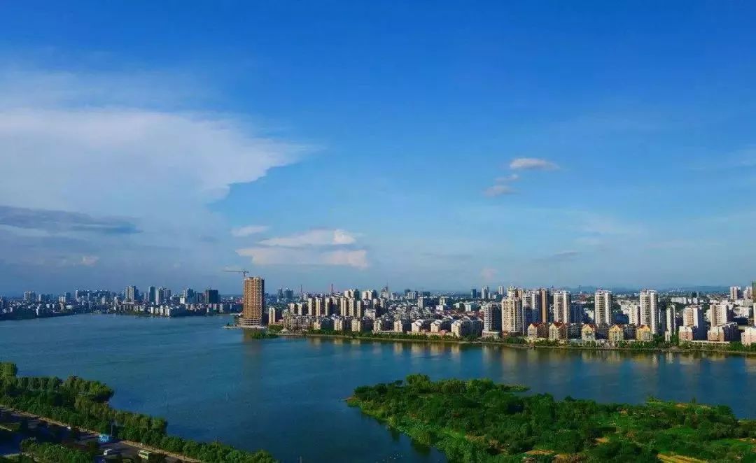 夏日暖阳下的湖北小城风情